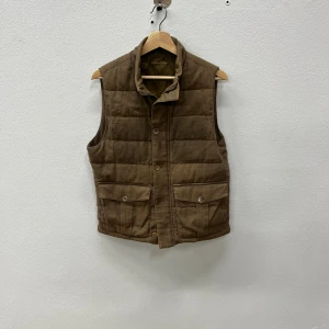 Stenströms väst  - Stenströms väst med siden innerfickor|Den är i storlek S| med både dragkedja och knapar| Hör av dig vid frågor eller funderingar 🤩!