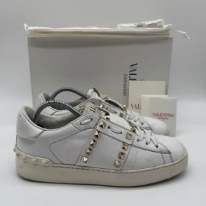 VALENTINO SNEAKERS - Valentino rockstud - Skick: 8/10 - Storlek 37,5 sitter som 38 - Tillbehör: Enbart skorna - Nypris 7700kr - Hör av dig vid minsta fundering