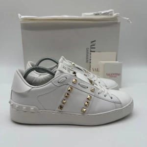 VALENTINO ROCKSTUD - Valentino rockstud - Skick: 9,8/10 - Storlek 37,5 sitter som 38 - Tillbehör: Box & Kort - Nypris 7700kr - Hör av dig vid minsta fundering