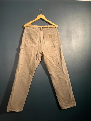 Carhartt singel knee pant  - Gråa Carhartt singel knee pant. Storlek 30, 32, modell: Lose. Är i ett bra skick och en väldigt skön byxa. Hör gärna av dig. 