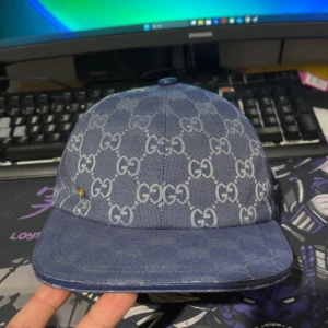 Blå Gucci keps M - hej, säljer en blå Gucci keps, den är använt 3-4 gånger men är helt ny, storlek M