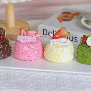 Dekorationskakor i plast, 4-pack modell dessert cheesecake  - Söta dekorationskakor i plast, ca 6,5 cm i diameter och 33 g styck. Perfekt som prydnad eller fotorekvisita. Fyra färger: choklad, rosa, vit och grön, alla med realistiska detaljer och dekorationer. Produkterna ser nya ut utan synligt slitage.