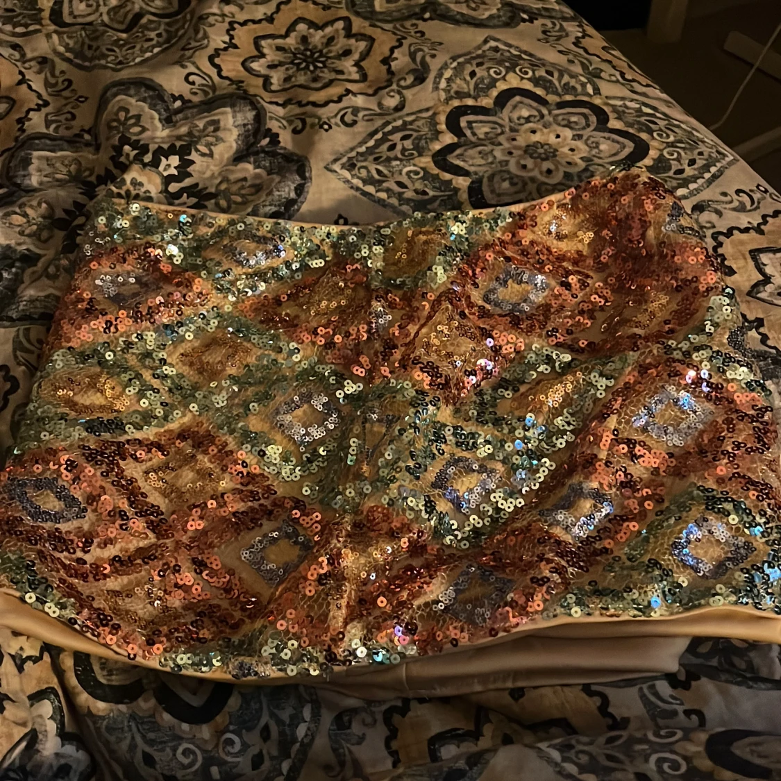 Paljettprydd kortkjol i guld och blått