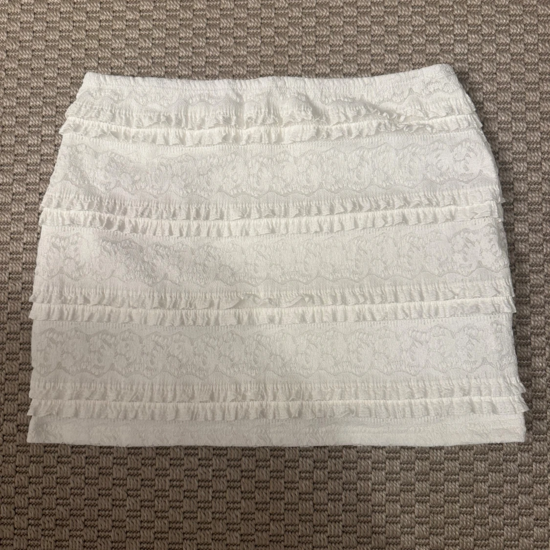 Vit spetskjol med volangdetaljer