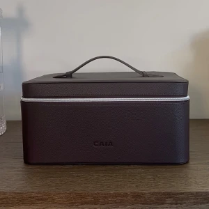 Caia Adventskalender FRI FRAKT just nu - Jag säljer en helt oöppnad Caia adventskalender eftersom jag råkade få två – min pojkvän överraskade mig med en, men jag hade redan köpt en själv. Bilderna visar min egen kalender som jag öppnat, men den jag säljer är helt ny, oöppnad och fortfarande i originalkartongen. Du får den precis som jag fick den – du blir den första att öppna paketet!