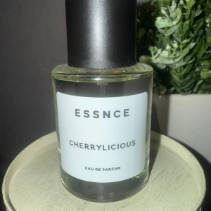 Essnce parfym - Essnce parfym helt ny, endast tagit nåt litet sprut 50 ml flaska