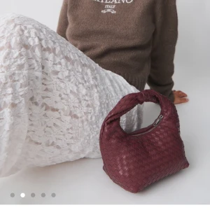 Vinröd väska 💗 - Så fin vinröd väska från Gina tricot, slutsåld på hemsidan💗Knappt använd! Postar snabbt 💗