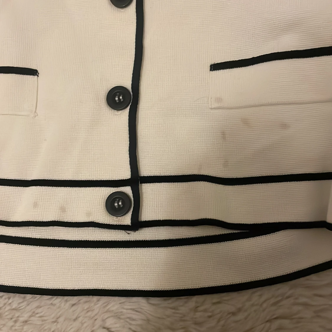 Vit tröjamed svarta detaljer från MNG - 1