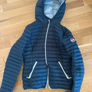 Colmar jacka - Säljer min colmar jacka då den inte kommer till användning och är lite för liten, använd extremt lite. Perfekt jacka nu till höst då den är regntät och vattentät. 