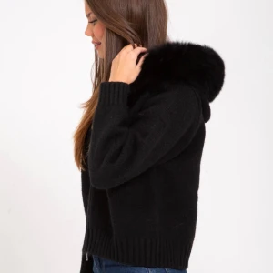 Alessa jacka  - Svart stickad jacka från Alessa med fluffig pälskant på huvan. Den är inte använd mycket men har gått up lite vid dragkedjan längst upp annars bra skick💞