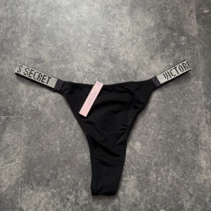 Svart trosor från Victoria's Secret - Ny med prislapp på. Storlek M men passar S också.🩷