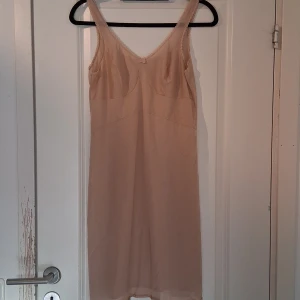 Vintage underklänning/nattlinne - Säljer vintage underklänning kan också användas som nattlinne. Det finns ingen lapp med uppskattas till storlek M/L . Det är lite genomskinligt. Köpte den I en Facebookgrupp men den var tyvärr för stor. Köparen står för frakten! Hund finns I hemmet🐕