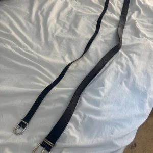 Bälte - Säljer 2 bälten i fungerande skick! Har egen gjorde hål i båda två då de va lite för stora på mig. 