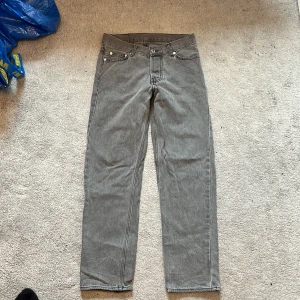 Grå jeans från Sweet Skateboarding - Säljer ett par grå jeans från Sweet Skateboarding Company med klassisk femficksdesign och raka ben. Jeansen har en snygg etikett bak i midjan och är tillverkade i slitstarkt denim. Perfekt för dig som gillar streetwear och skate.