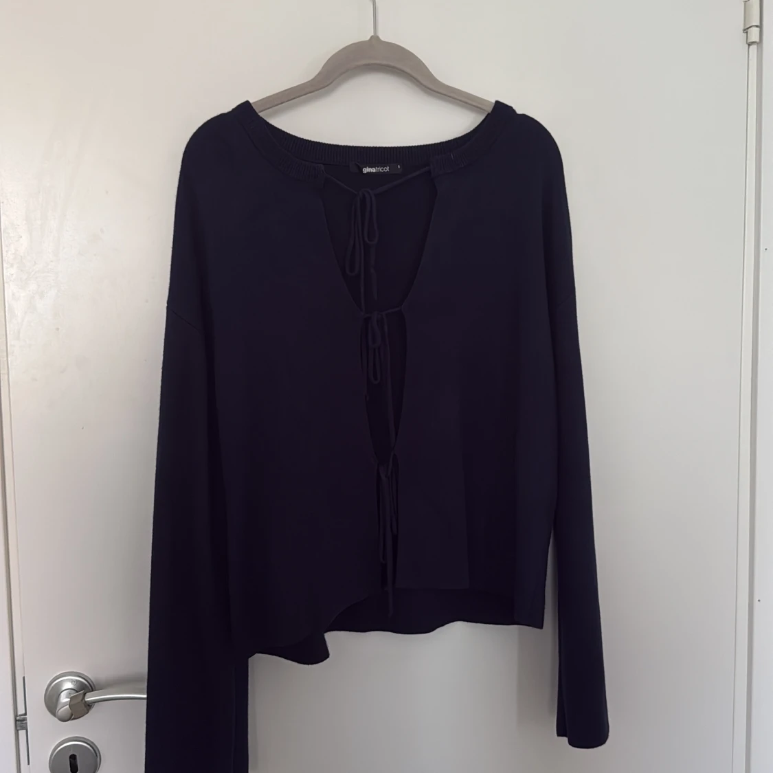 Mörkblå långärmad kofta med snörning