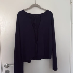 Mörkblå långärmad kofta med snörning - Mörkblå långärmad kofta från Glina med snygg snörning framtill 