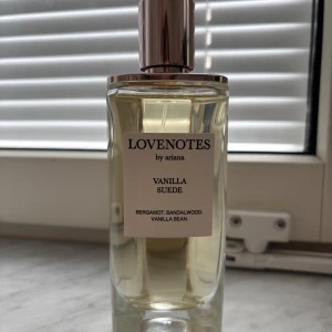 Lovenotes Vanilla Suede parfym - Lovenotes Vanilla Suede från Ariana Grande. Doftar fräscht, pudrigt och sött. Har noter av  bergamott, sandalwood och vaniljböna. ENDAST TESTAD!!! Har 125 ml, skriv om du har frågor💖💖