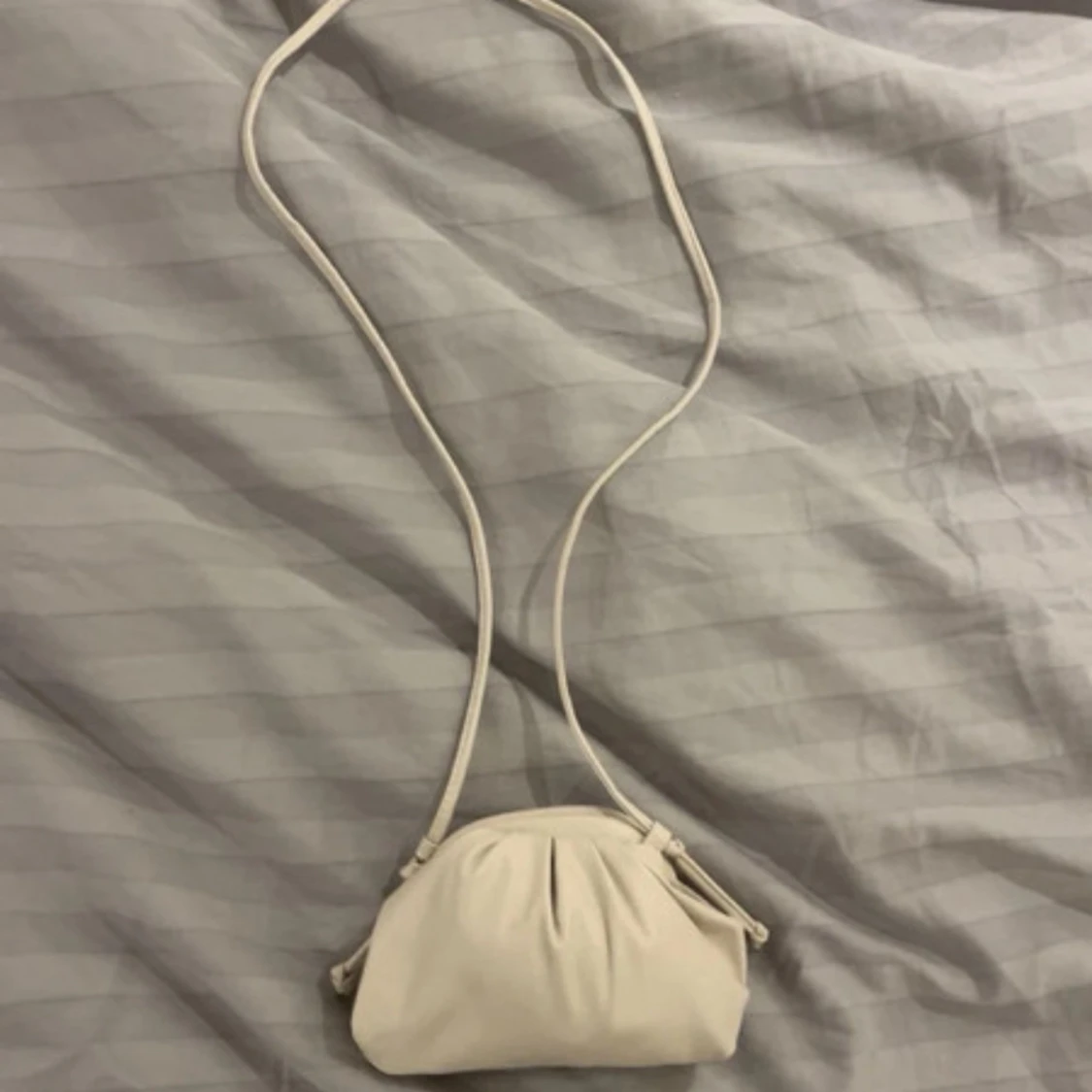 Liten beige axelväska i skinn - 1