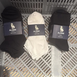 Svarta och vita ankel strumpor, samt långa svarta strumpor. - Alla storlekar finns i alla olika strumpvarianter. 4-pack strumpor i klassisk svart och vit färg. Strumporna är enfärgade, har en normal passform och är tillverkade i bambu material som passar perfekt till sneakers då dem andas bra. Ju fler paket strumpor man köper desto bättre pris/st får man. Hör av dig vid frågor!🙌