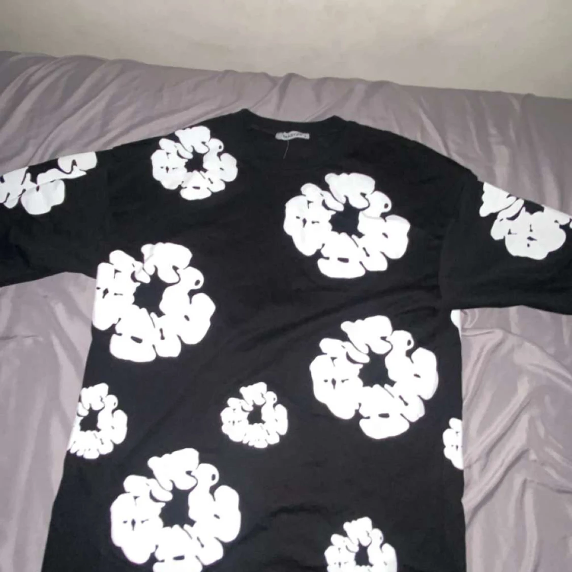 Svart t-shirt med vita blommor Mastiff