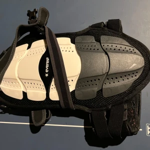 Everest XXS Ryggskydd - Snyggt och robust ryggskydd från Everest i storlek XXS (för barn). Se Stadiums hemsida för storleksguide. Gott bruksskick. 