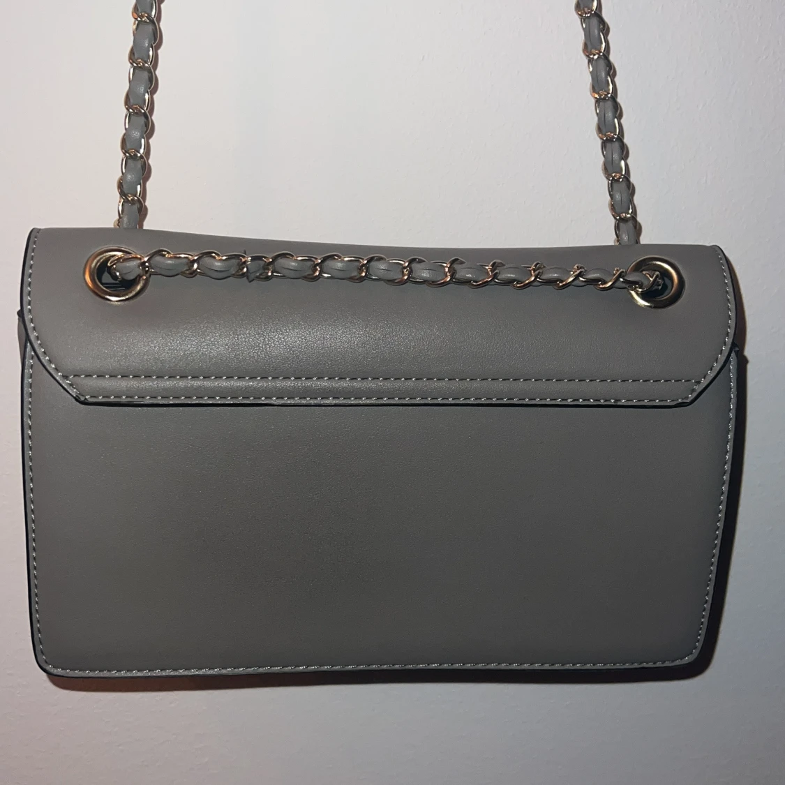 Grå/grön axelväska med kedjerem - 4