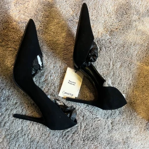 Svarta pumps från Mango - Snygga svarta pumps med spetsig tå och hög klack 10cm. Helt nya, storlek 39. Klackarna är de populära i sammet som snabbt tar slut. Säljer pga fel storlek.