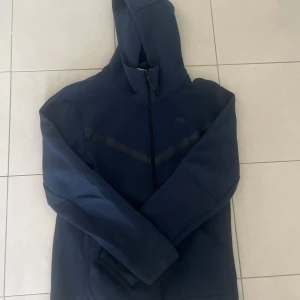 Mörkblå nike tech fleece - Mörkblå nike tech fleece som inte kommer till användning längre 