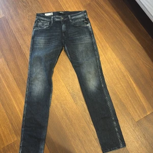 Replay jeans ANBASS - Tjena, säljer dessa replay jeans för att dom är för stora för mig, överlag passar dom jätte bra förutom att dom är för långa, dom är helt oanvända och har inte slitit sig någonstans. Storlek: 31