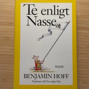 Te enligt Nasse - En charmig bok där Nasse från Nalle Puh utforskar taoistisk visdom på ett lättsamt och roligt sätt. Perfekt för dig som gillar filosofi, humor och klassiska karaktärer. Upptäck hur de små kan ha stor betydelse och få nya perspektiv på livet!