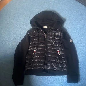 Svart cardigan från Moncler - Svart cardigan från Moncler köpt på NK för 3000 