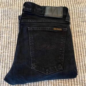 Nudie jeans  - Nudie jeans | Storlek 30/32 | Modellen: Tight Long John | Skicket: Bra | Hör av er vid frågor eller funderingar! 