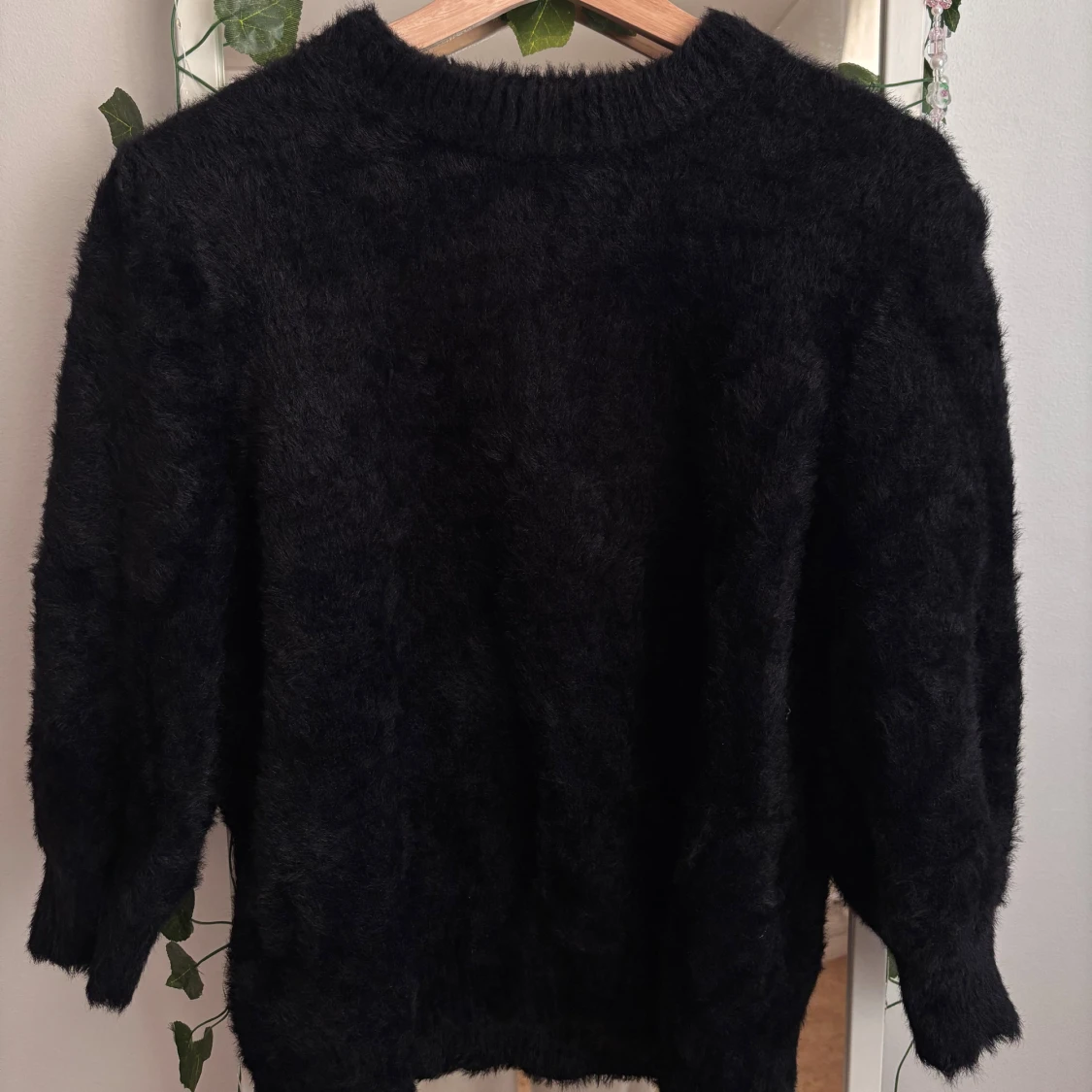 Svart fluffig tröja