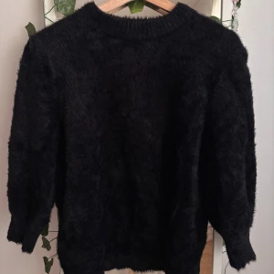 Svart fluffig tröja - Superfin svart fluffig tröja från Saint Tropez, köptes från Ålens för ett tag sen men har knappt använts. Inga defekter och perfekt för höst/vinter. Storlek L men passar även M
