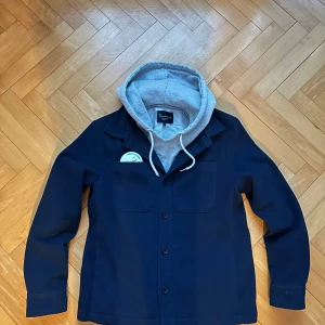 Overshirt Donce La Sense - Säljer denna snygga overshirt ifrån Donce La Sense. Passar riktigt bra för en modern och stilig look nu till hösten🍂Storlek Sx men passar snarare S. En snygg eftertraktad overshirt i suveränt skick🙌Hör av dig vid minsta intresse.