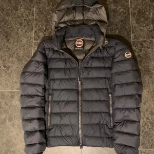 Mörkblå Colmar pufferjacka  - Tja! Säljer en fet mörkblå pufferjacka från Colmar i storlek 48 (M - sitter som S). Perfekt nu inför hösten! Hör av er vid eventuella frågor!