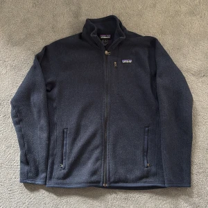 Patagonia Fleece (intressekoll) - Tja, gör nu en intressekoll på min Patagonia fleece, vet ej om den ska säljas men vid rätt bud möjligtvis | Marinblå färg och perfekt nu när hösten är här | Storlek S och passar han på bilden som är 175 | Nopprig osv men fortfarande fin | Kom privat om du har funderingar, mvh 😀