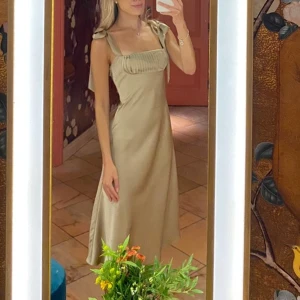 Långklänning - Jättefin långklänning som jag hade på min examen! Endast använd 1 gång men har fläckar som visat på bilderna. Köpt för 1019 kr ✨