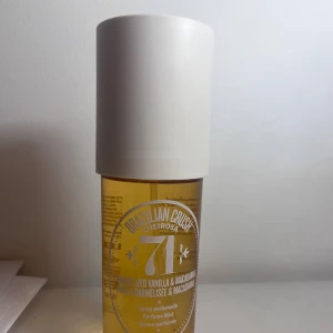 Brazilian Crush Cheirosa 71 Mist - Parfymmist med doftnoter av karamelliserad vanilj, havssalt, rostad macadamianöt, vit choklad, tonkaböna och kokosblomma. Volym: 240 ml. Tillverkad i USA. Perfekt för dig som vill sticka ut med en unik och söt vibe.