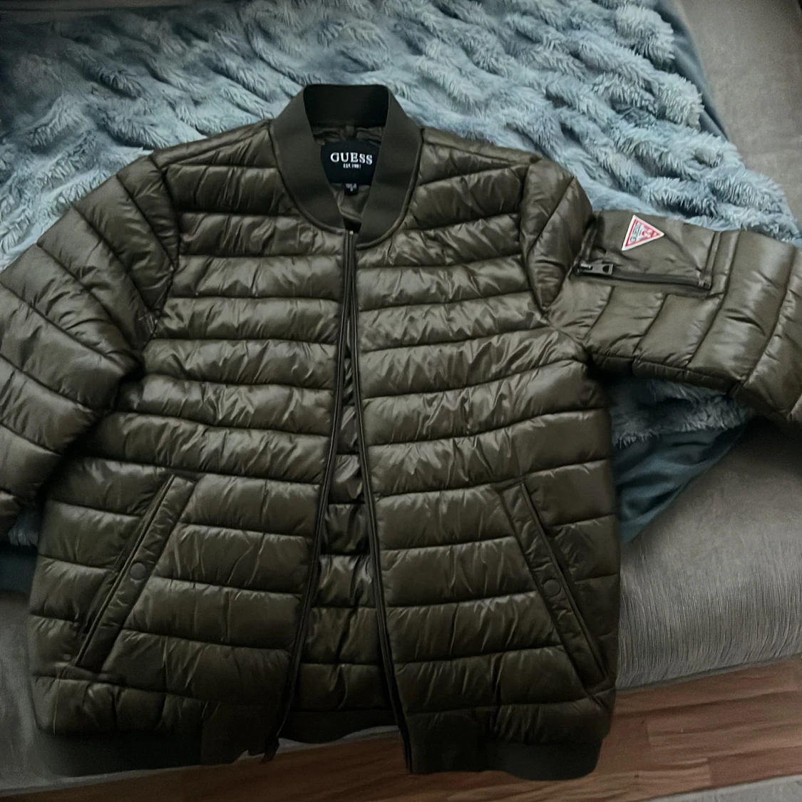Olivgrön pufferjacka från Guess M