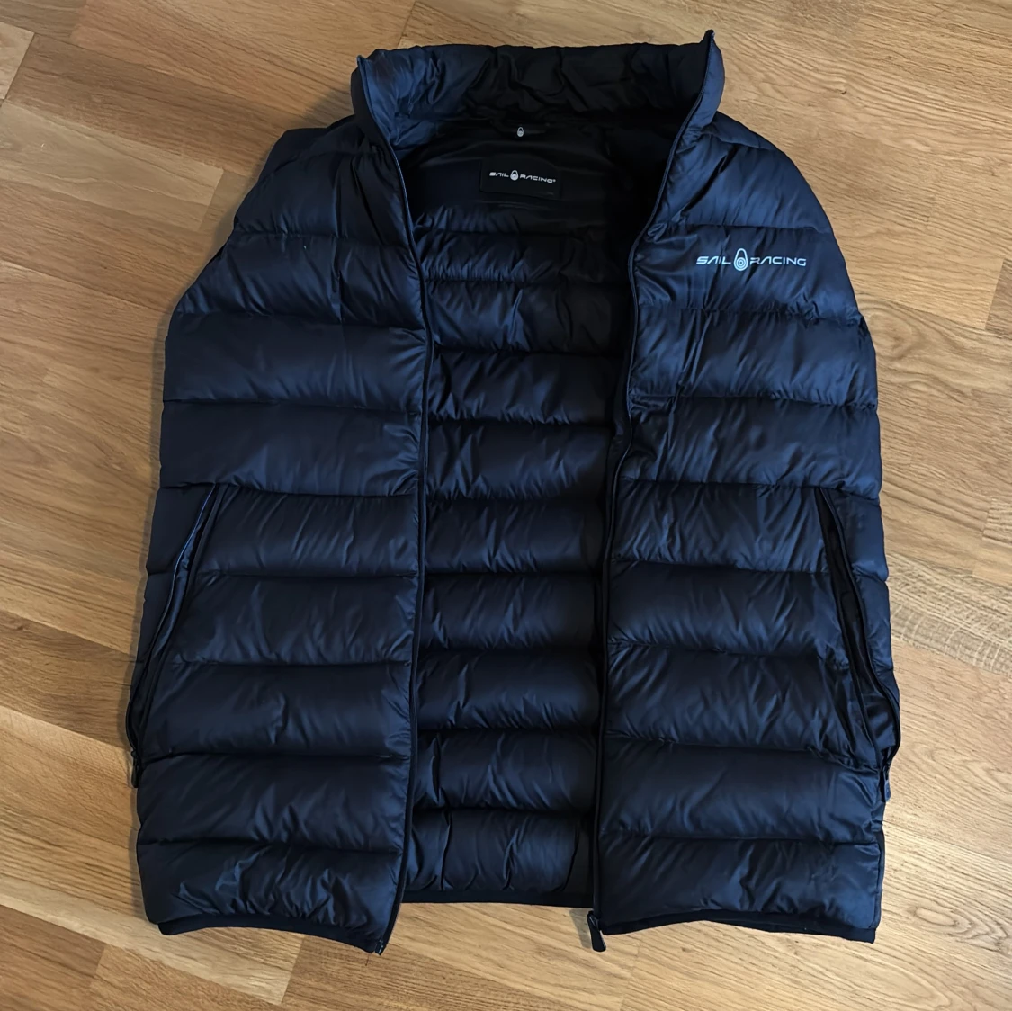 Svart dunväst från Sail Racing - 4
