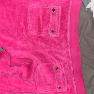 Juicy Couture rosa mjukisbyxor S - juicycoutoure byxor, dom är raka i benen. Säljer pga jag inte använder de.