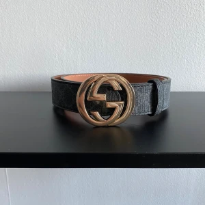 Gucci bälte  - Gucci bälte med snygg och unik design. Storlek 110. Helt by aldrig använd. Postar inom 24 timmar. Kan mötas upp i Stockholm. Skriv gärna för fler frågor eller bilder.