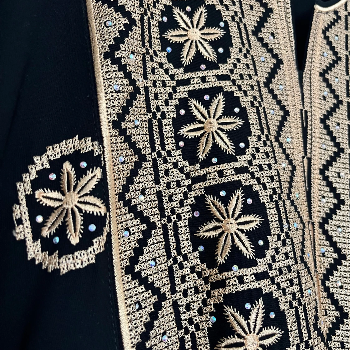 Svart långklänning med broderier - 3