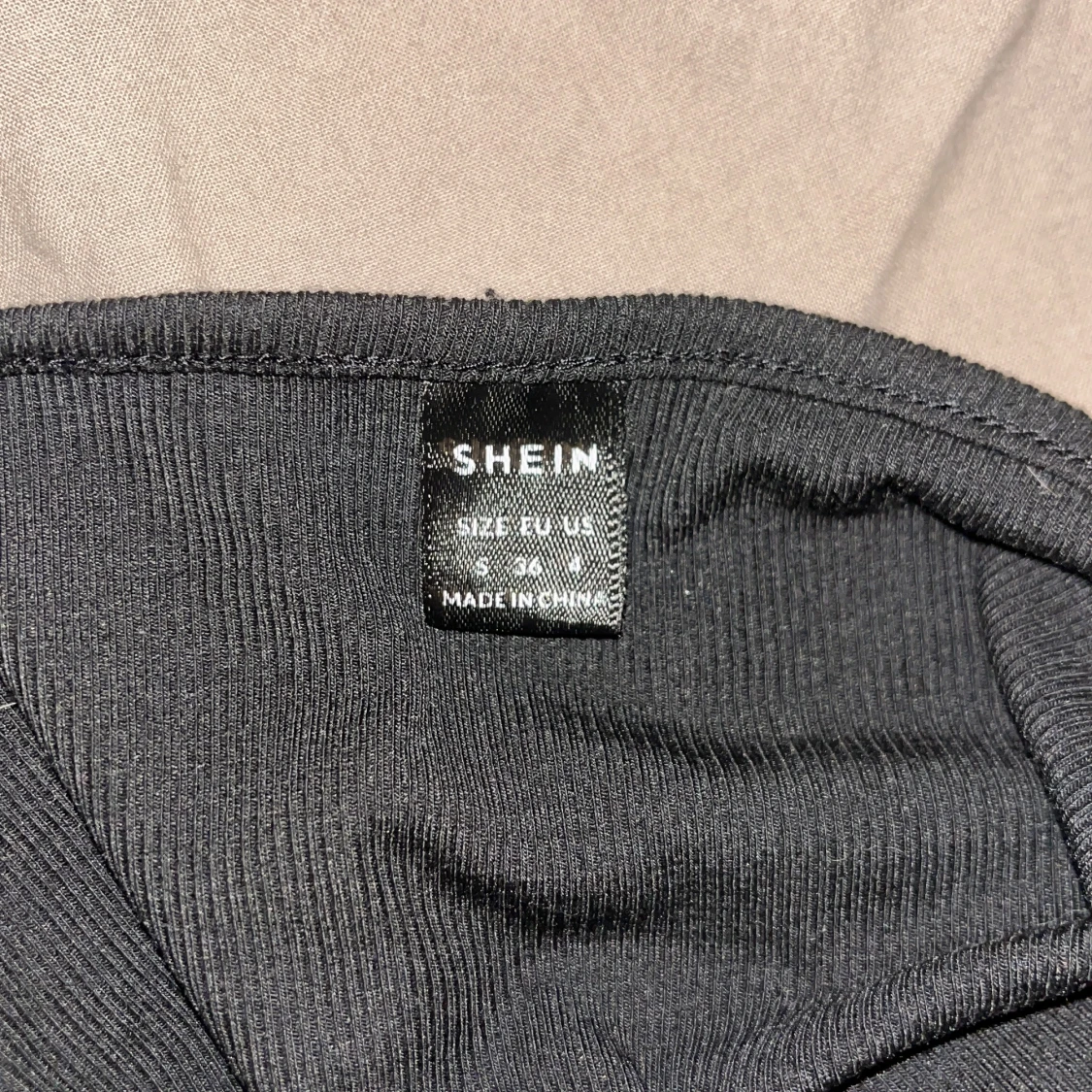 Svart halterneck topp från SHEIN - 2