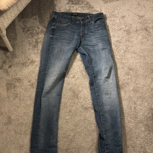 Blå slim fit jeans från Jack and jones - Tja säljer ett par blåa slim fit jeans fra Jack and Jones storlek 30/32 pga av att dom är för små för mig 
