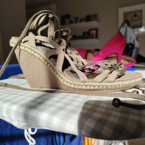 Högklackade sandaler - Sandaler med hög klack i bra skick men finns spår av bruksslitage. Finns serienummer så borde vara designer men kan ej yttra mig om vilken. 