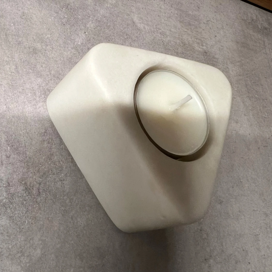 Triangulär ljushållare i vit marmor - 1