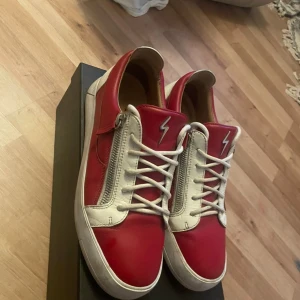  Giuseppe Zanotti skor  - Säljer ett par snygga sneakers från Giuseppe Zanotti. Skorna är i galant skick! Storlek 45. Box ingår vid snabb affär! Nypris ligger runt 6000kr mitt pris 2499!