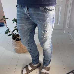 Jack and Jones stretch slim fit gleen  - Jack and Jones jeans slim fit gleen stretch , Mått A: 40, B: 103 cm. Modell: Slim fit / Gleen. Modellen är 180cm 75 kg och bär W29 L32.✌️